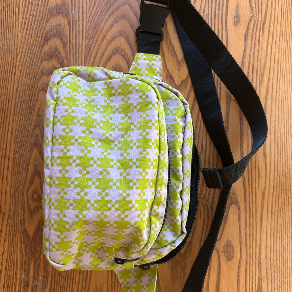 BAGGU Fanny Pack in Pink Pistachio. EUC - Picture 4 of 5